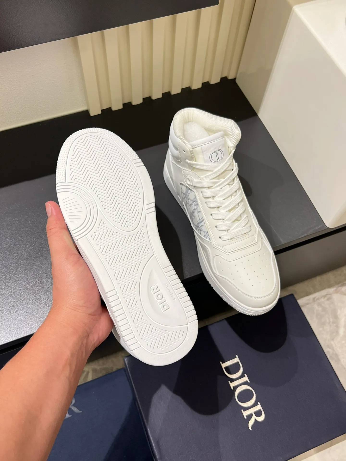 Men's shoes 💰p460 "Dio*" mid-top B27 casual sneakers. This B27 high-top sneaker is a new product in the series and continues Di*r's classic style. Crafted from gray and white smooth calf leather with beige and black Oblique print panels on the sides. The "CD Icon" shaped shoelace eyelets are clever and delicate, and the two-color rubber sole, rear collar and heel are all equipped with the brand's iconic details to enhance the style. Oblique printed straps at the ankle allow for an adjustable fit to complement the overall design. Fashionable and versatile, it can complement any look. Create an exquisite design with unique dynamic vitality and modern atmosphere, presented in low-top and high-top styles. This new must-have shoe adds a new dimension to Dior's archive heritage, embodying modern elegance. Purchase the original version and make it 1:1. If you need top quality, please come to me! Male 38-44!